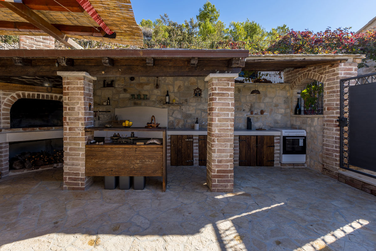Outdoor kitchen...